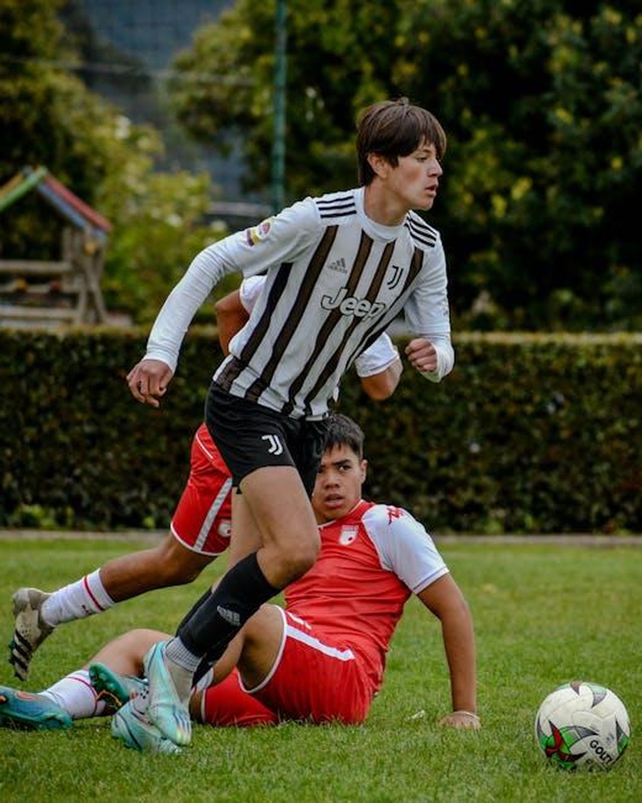 Juventus_Nicolino_Quale_dirigente_si__presentato_dopo_il_KO_col_PSV_come_avrebbe_fatto_Andrea_Agnelli_zQH4cqoMQi - Confidenze24 Source: Laura Rincón - pexels - Dynamic soccer game with players in action, showcasing skill and teamwork on a lush green field.