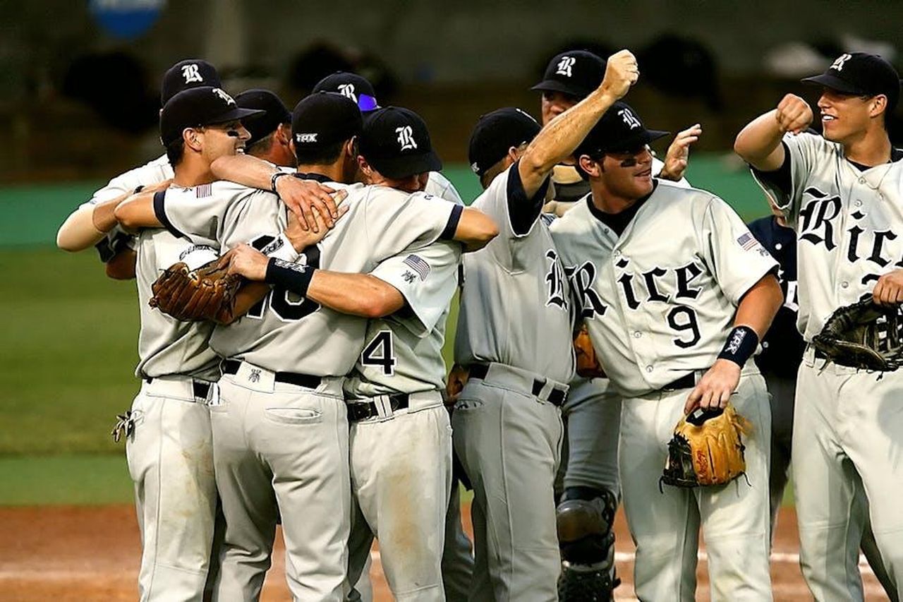 Juventus_Pedull_Cera_da_cancellare_la_vergogna_di_Maccabi_ma_quella_col_Psv__unaltra_onta_8f6bpMBem1 - Confidenze24 Source: Pixabay - pexels - Baseball team celebrating victory on a field, showcasing teamwork and joy.