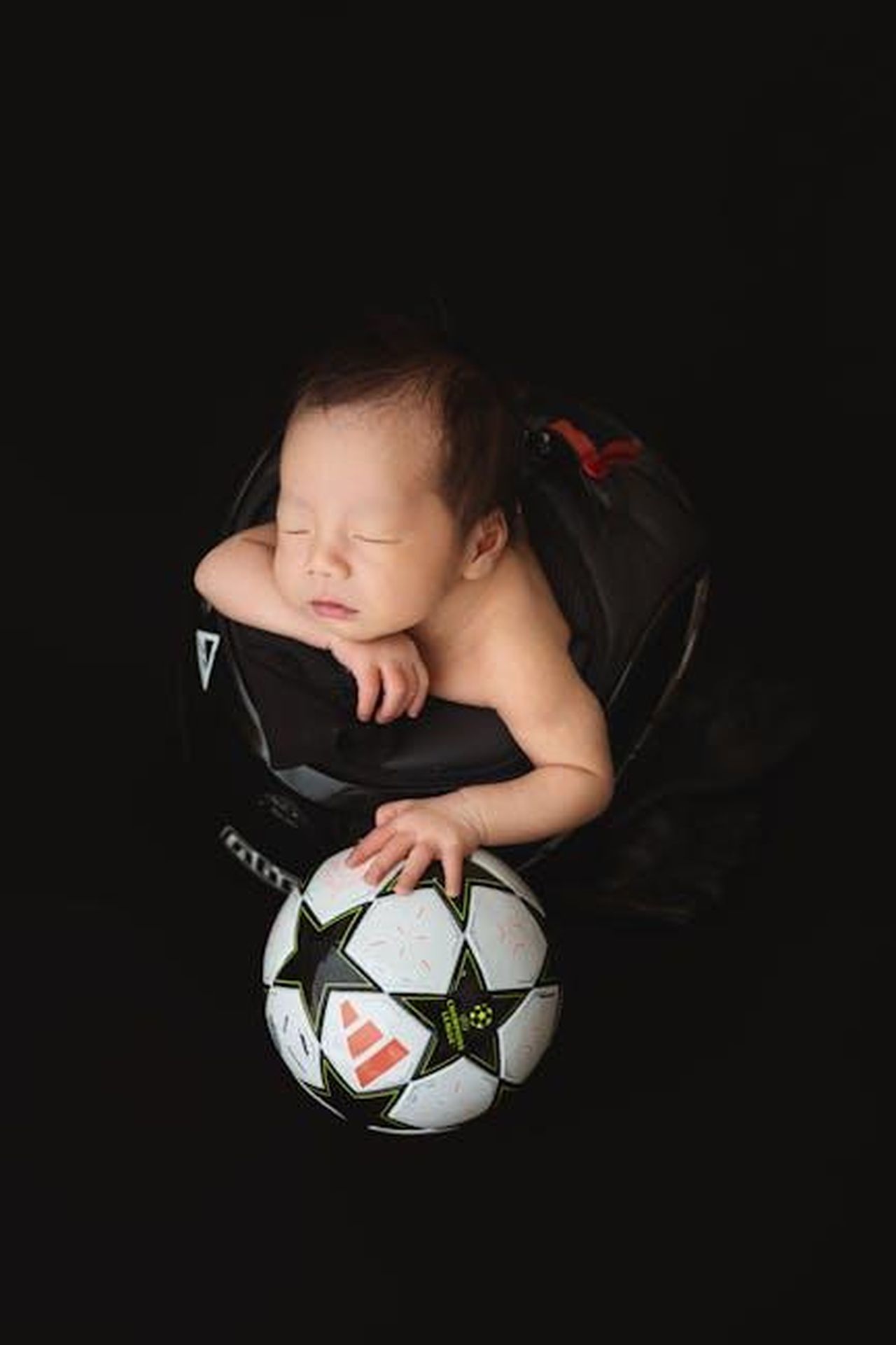 Juventus_a_giugno_possibili_dei_tavoli_di_dialogo_col_Barcellona_per_Araujo_x05dVdk9bp - Confidenze24 Source: Foden Nguyen - pexels - Cute sleeping baby cuddling a soccer ball, creating a heartwarming sports-themed portrait.