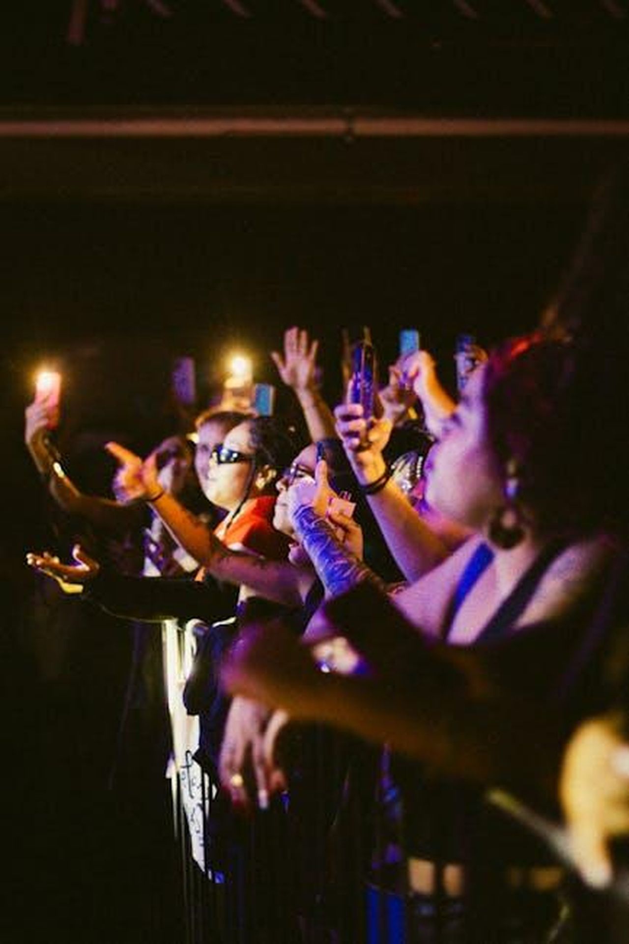 Juventus_i_tifosi_rispondono_a_Pedull_Non_mettere_Thuram__autolesionismo_zcIgLRX0Xs - Confidenze24 Source: Beatriz Braga - pexels - A vibrant crowd at a concert holding up lit cell phones in the night.