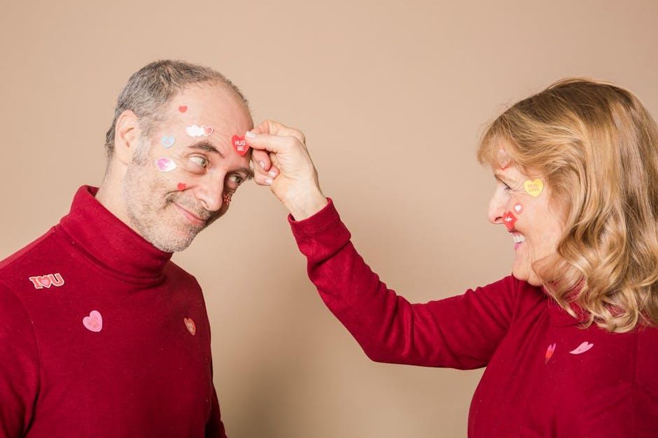 Kaavia_e_il_suo_iconico_sguardo_Shady_Baby_9VVxOkexiZ - Confidenze24 Source: Alex Green - pexels - Smiling elderly couple in red sweaters with heart stickers, having fun indoors.