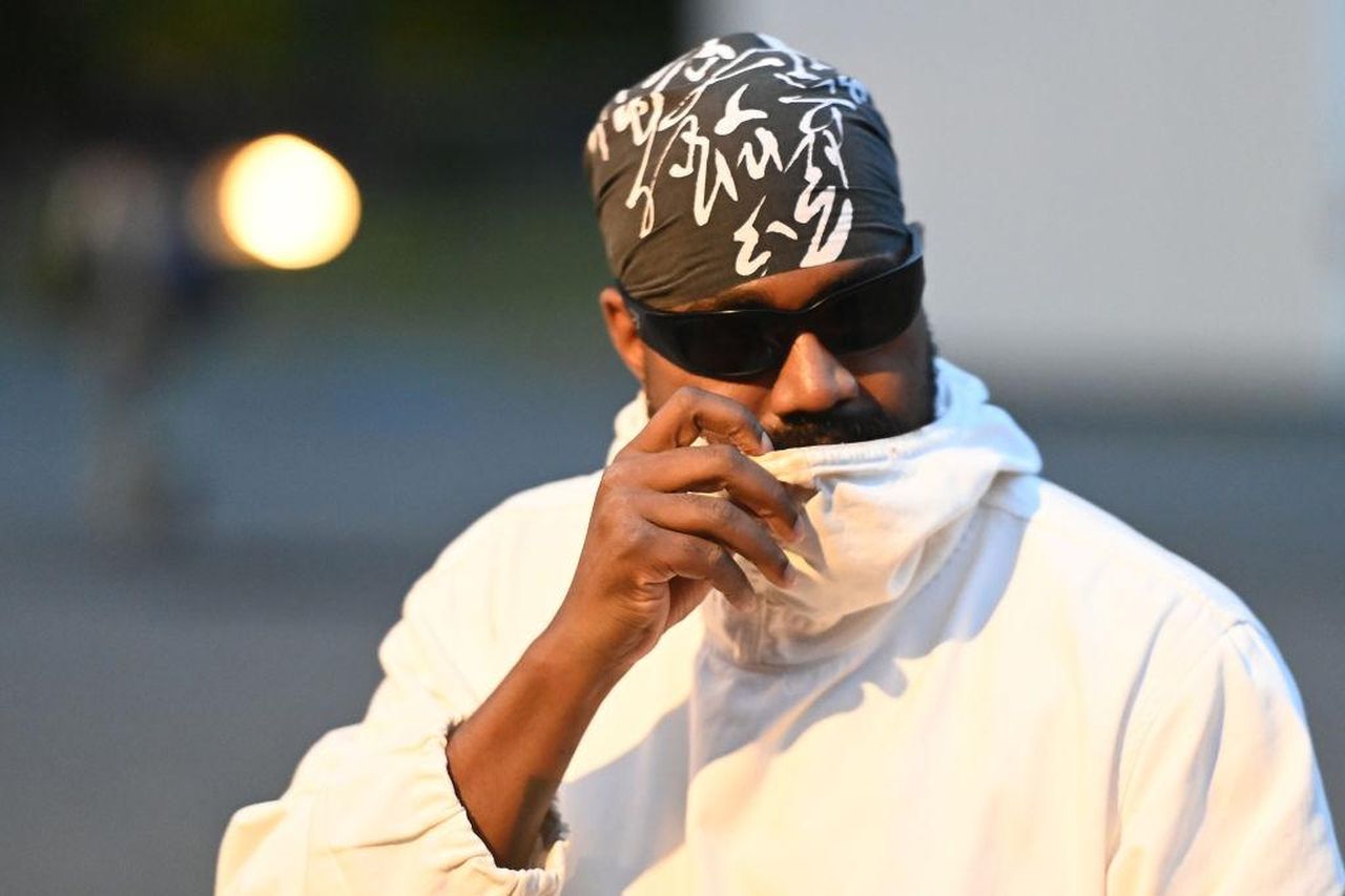 Kanye_West_si_scusa_parzialmente_per_i_tweet_su_Kamala_Harris_kccUhgotdc - Confidenze24 Kanye West si scusa parzialmente per i tweet su Kamala Harris - Anonymous Club Fashion Show - Berlin Fashion Week SS25
