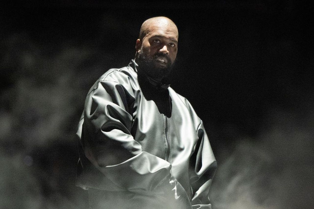 Kanye_West_torna_su_X_con_tweet_controversi_Z5ZyPbDgud - Confidenze24 Kanye West torna su X con tweet controversi - Kanye West si esibisce a Rolling Loud California 2024
