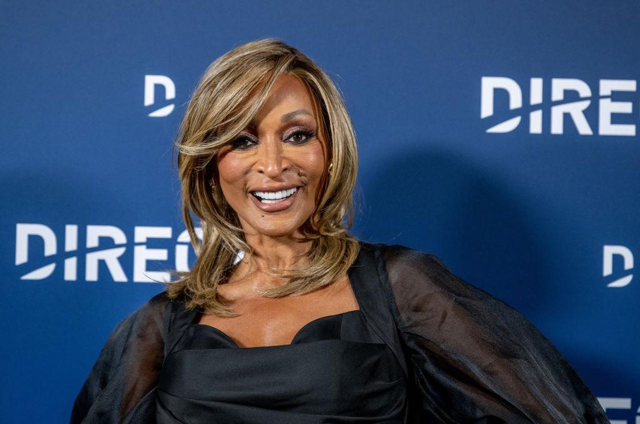 Karen_Huger_Criticata_dal_Giudice_Durante_la_Sentenza_Rz9hUWNAzJ - Confidenze24 Source: Amanda Edwards / Getty - - DIRECTV's Christmas At Kathy's 2024
