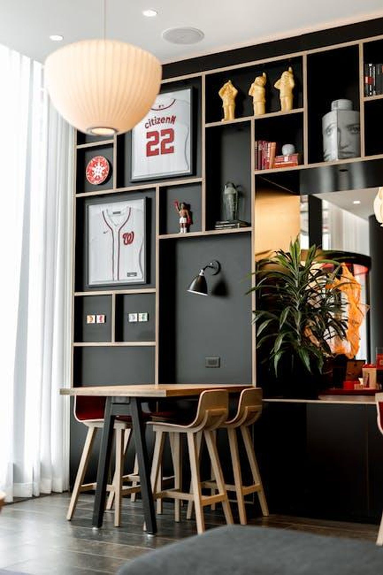 Kerry_Washington_e_il_suo_look_ai_SAGs_q056wlc2a5 - Confidenze24 Source: Ushindi Namegabe - pexels - Stylish room interior featuring sports jerseys, awards, and modern furniture in Washington, DC.