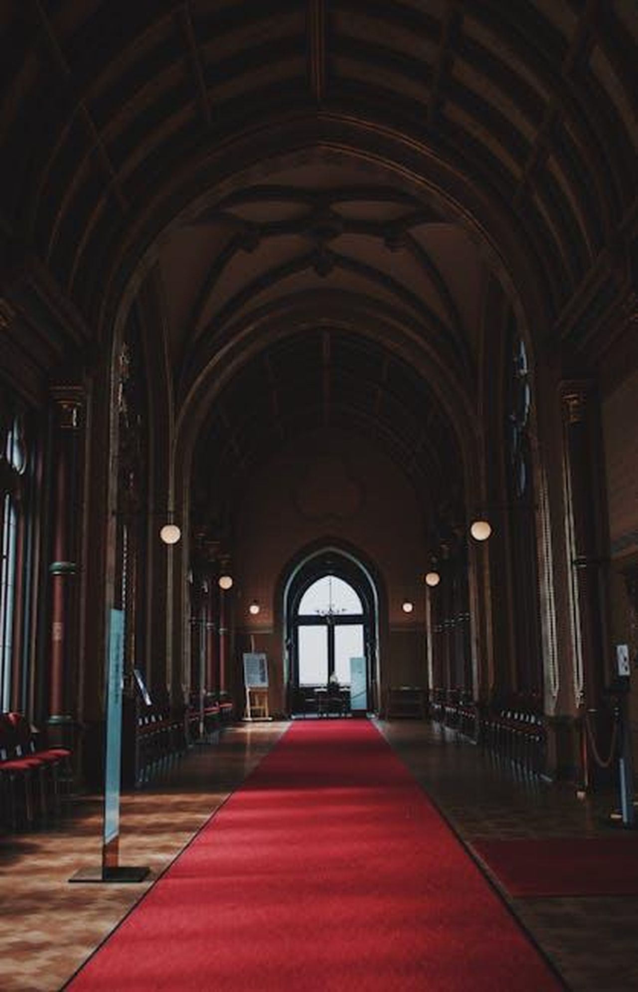 Kylie_Jenner_e_Timothe_Chalamet_UEHvU5PpEA - Confidenze24 Source: Abdel Rahman Abu Baker - pexels - Elegant gothic cathedral interior with a red carpet aisle and dramatic arches.