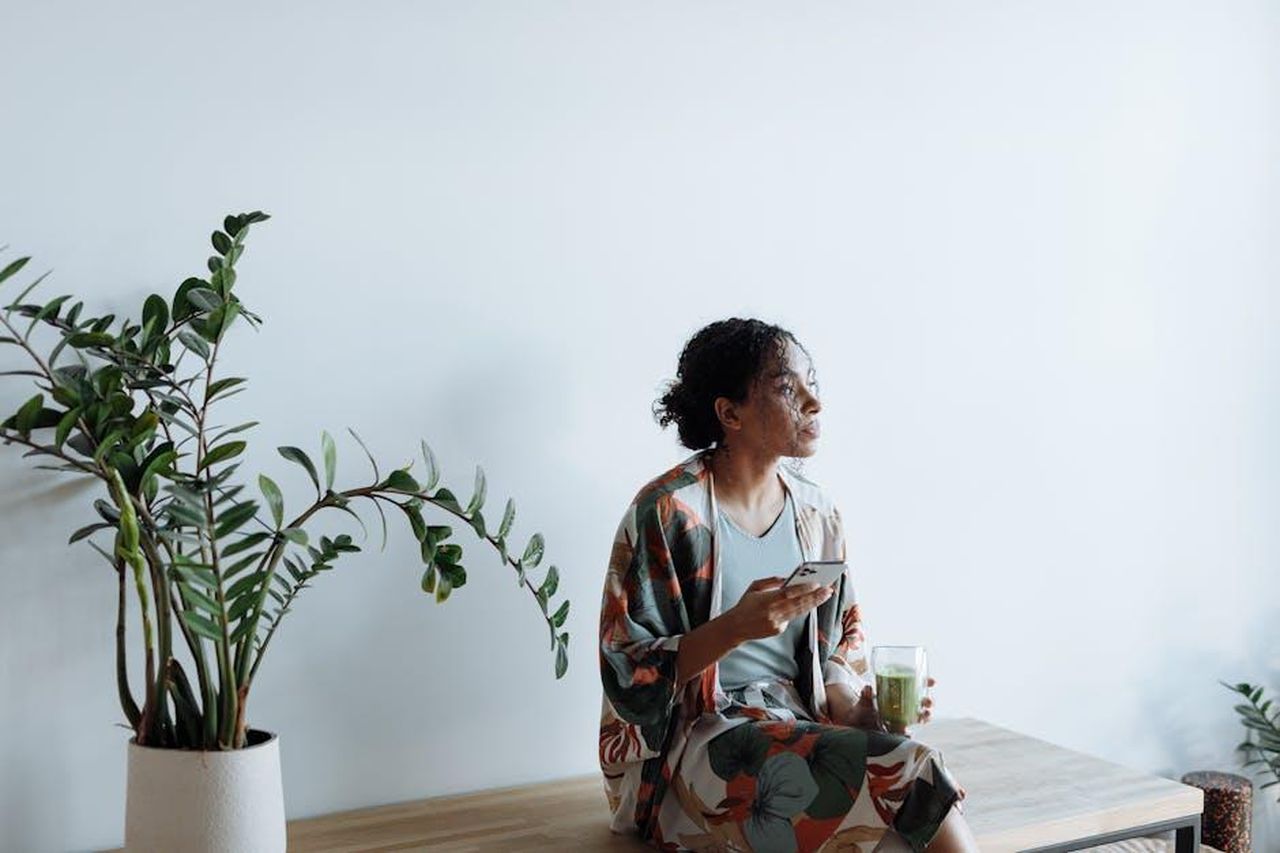 La_Carriera_di_Zendaya_vK69vKB6J9 - Confidenze24 Source: Thirdman - pexels - A young woman enjoys a healthy lifestyle, sipping matcha while using her cellphone indoors.