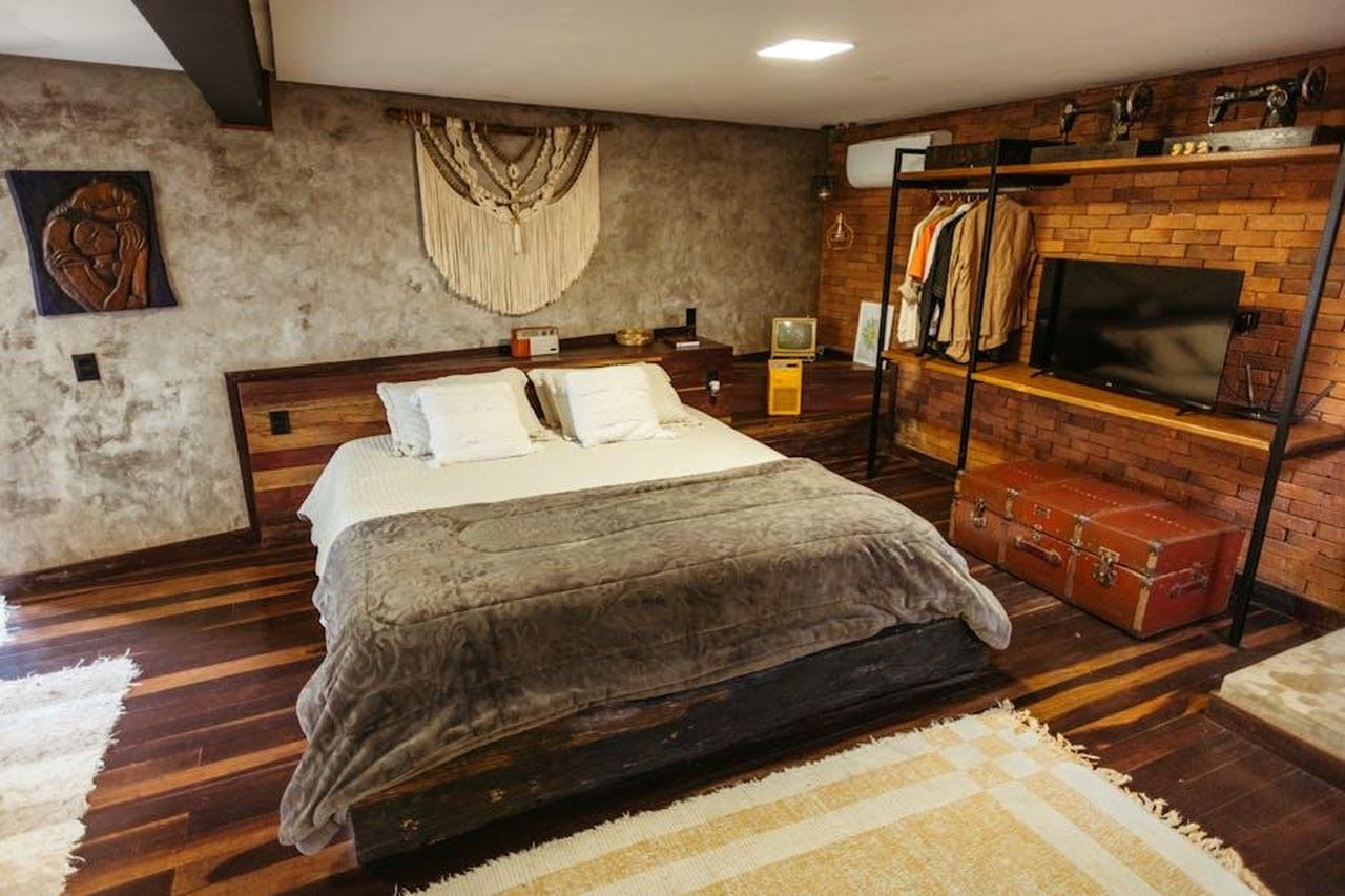 La_Gialappas_Band_d_ragione_a_Magalli_sulla_questione_Cattelan_OD6tcxfGiM - Confidenze24 Source: Jonathan Borba - pexels - Inviting rustic-style bedroom with modern amenities in Santa Teresa, Brazil Airbnb.