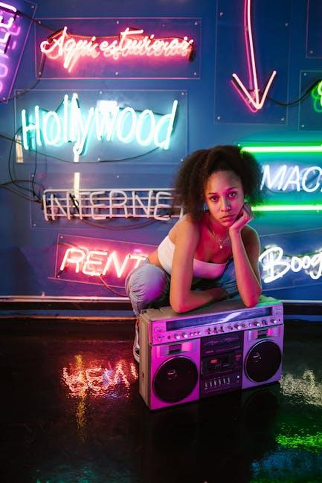 La_Performance_di_North_al_Hollywood_Bowl_jpfCQovTjU - Confidenze24 Source: RDNE Stock project - pexels - Young woman in a neon-lit room with a vintage boombox, embodying vibrant nightlife and urban culture.