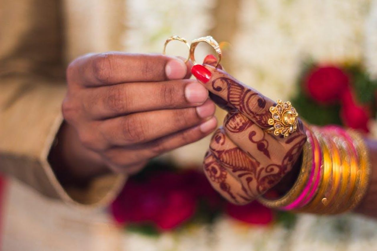 La_Relazione_con_Henry_Hager_evhyJRxiES - Confidenze24 Source: Kumar Saurabh - pexels - Close-up of hands with henna and jewelry during a traditional Indian wedding ceremony, exchanging rings.