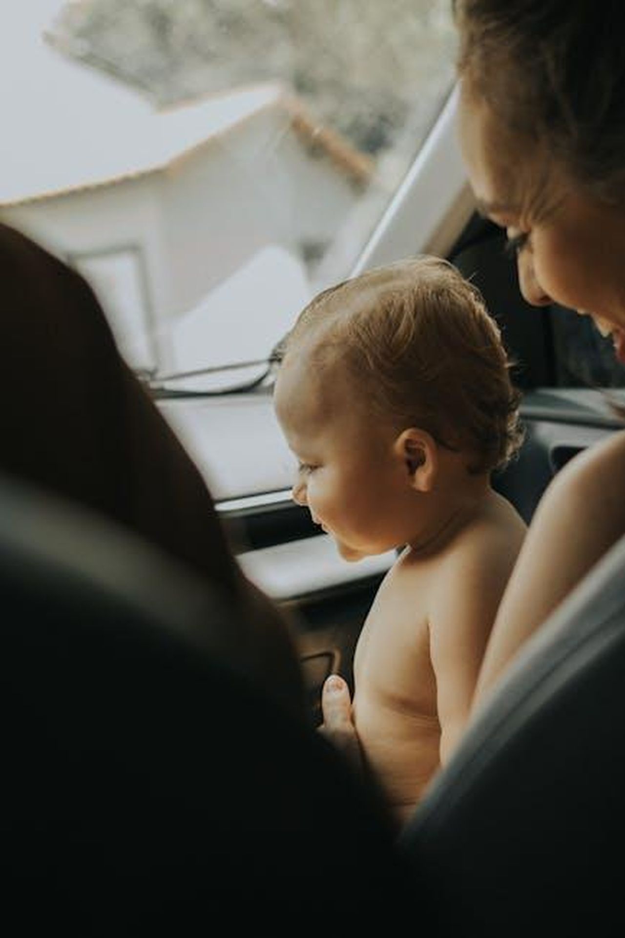 La_Vita_di_Erin_e_Ben_Napier_con_le_Loro_Figlie_LqeNBaKVSw - Confidenze24 Source: juliane Monari - pexels - A mother and her baby sharing a joyful moment inside a car, capturing a soft and warm family scene.