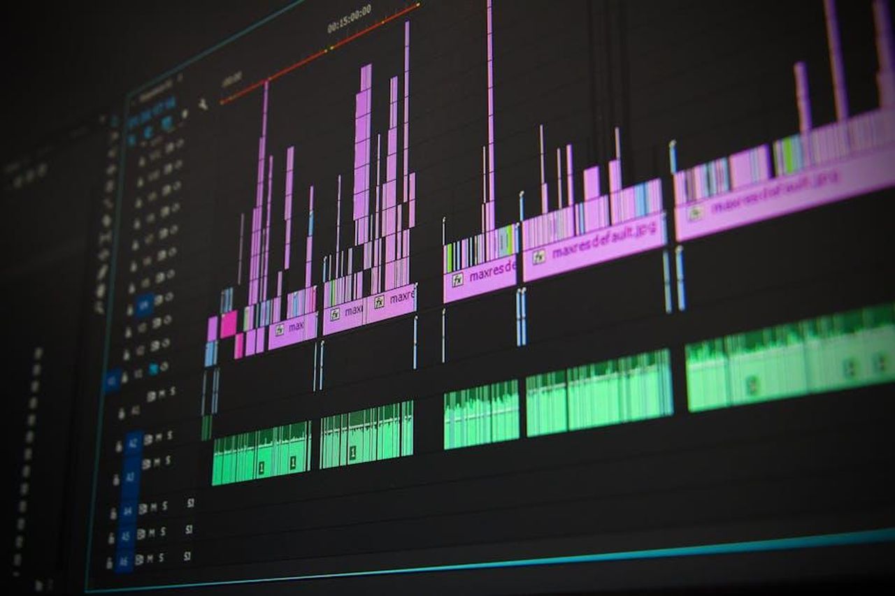 La_carriera_di_Irv_Gotti_e_il_suo_impatto_aFErx4tycC - Confidenze24 Source: Pixabay - pexels - Close-up of a professional audio and video editing software interface with waveform displays.