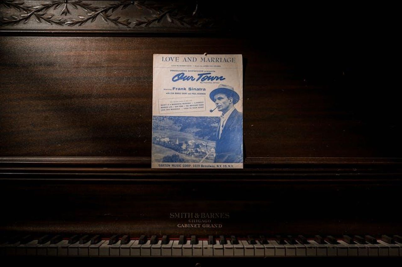 La_carriera_straordinaria_di_Roberta_Flack_eOswpCzT8X - Confidenze24 Source: Brett Sayles - pexels - A classic Smith & Barnes piano featuring vintage Frank Sinatra sheet music.