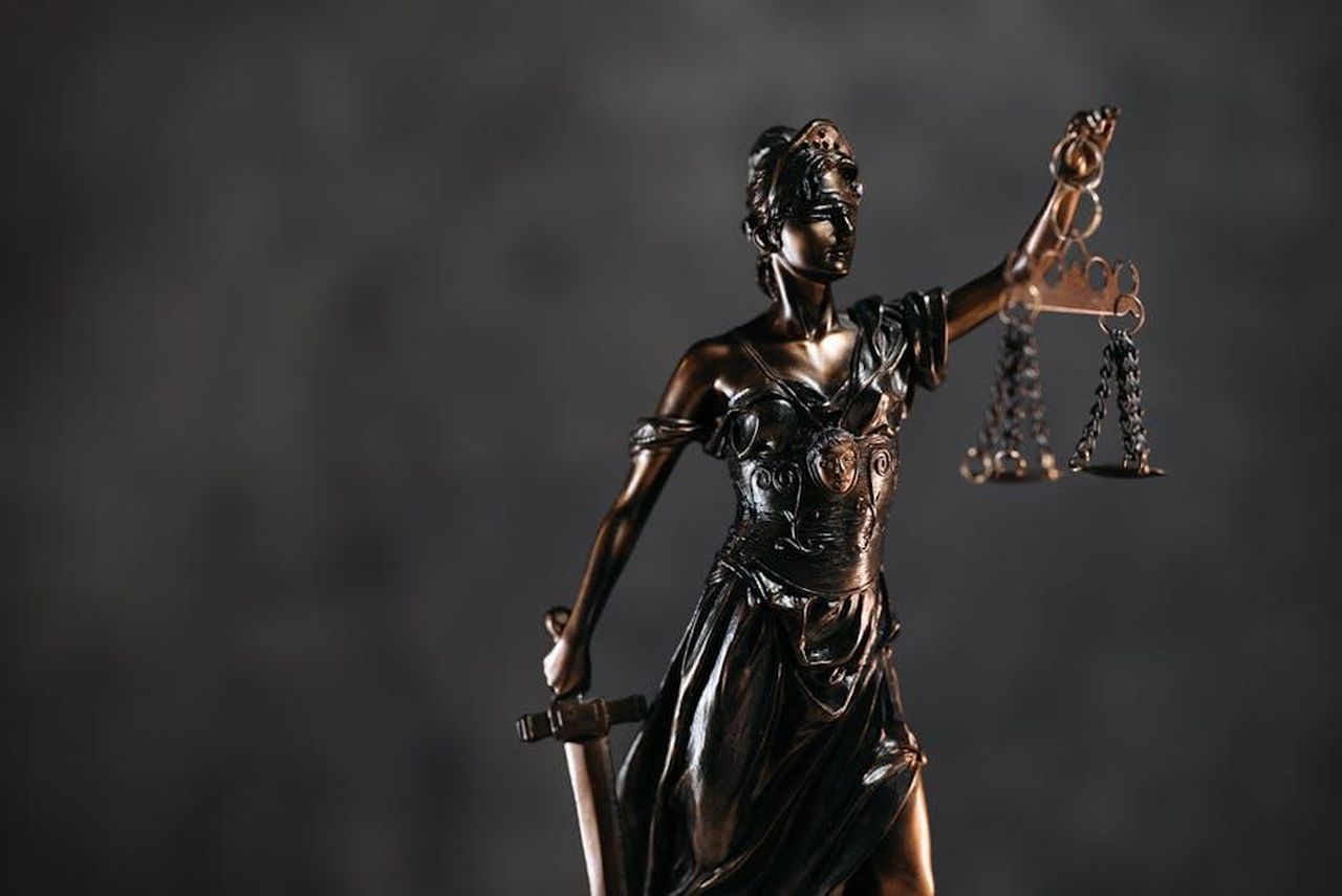 La_causa_di_Jane_Fonda_contro_Nixon_ysv8fW1d8E - Confidenze24 Source: Pavel Danilyuk - pexels - Detailed bronze Lady Justice statue with scales and sword against a dark background, symbolizing law and justice.