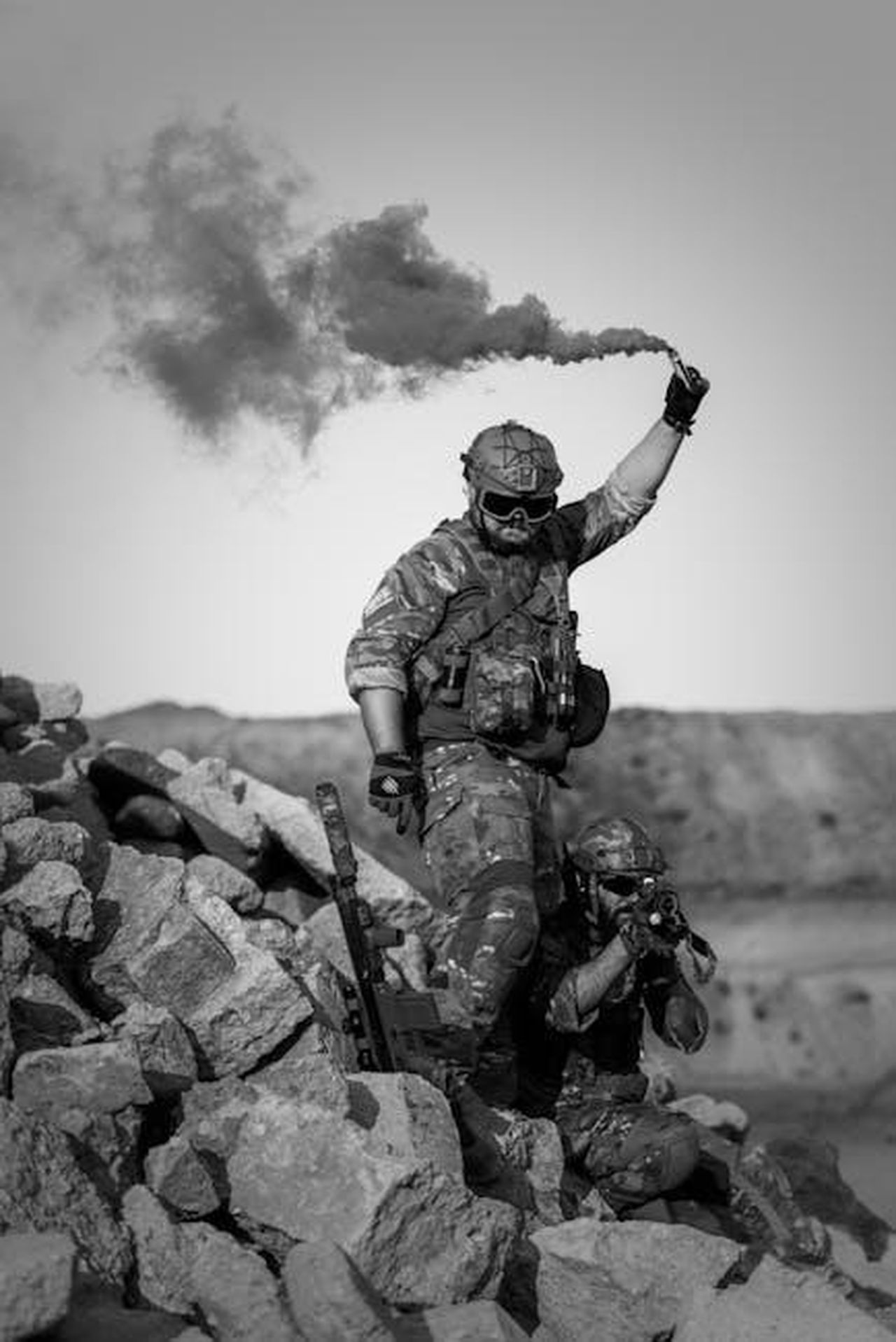 La_concorrente_ha_immediatamente_risposto_per_le_rime_al_coinquilino_che_ha_reagito_male_dLJ9dtGW9c - Confidenze24 Source: Pixabay - pexels - Two soldiers in action with smoke signal in rocky desert terrain.