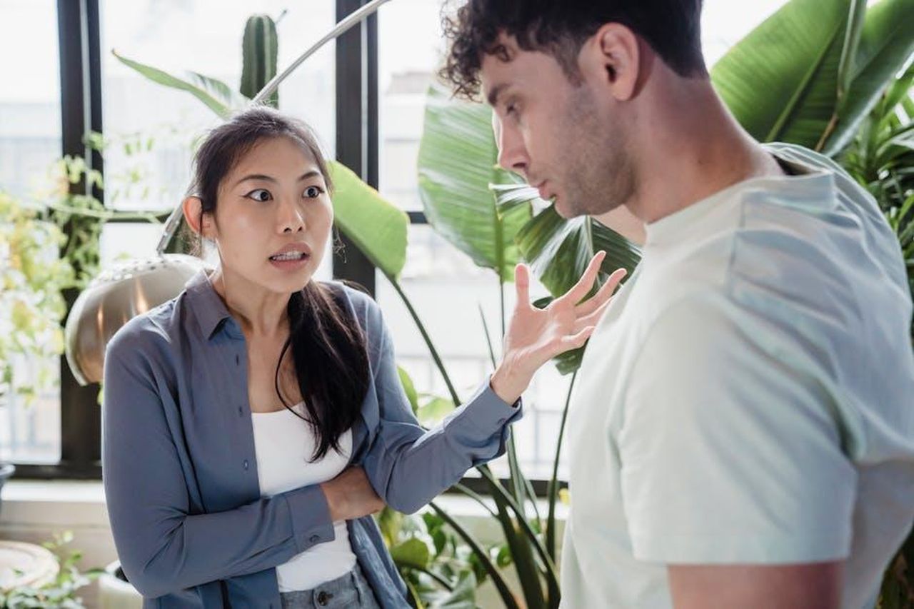 La_confessione_davvero_scadente_sulla_relazione_di_Kimberley_7qbO1KWs0S - Confidenze24 Source: Timur Weber - pexels - A couple engaged in a heated discussion indoors surrounded by plants, expressing emotions.