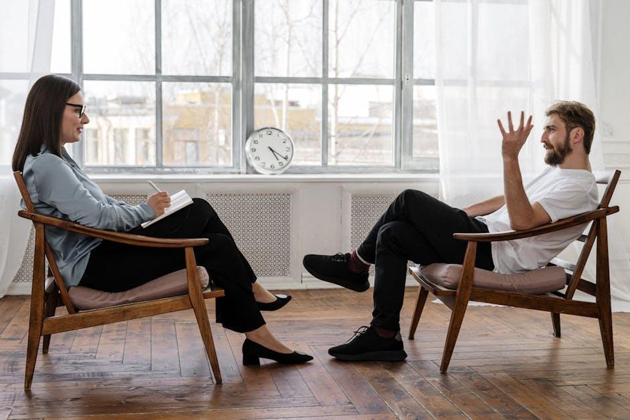 La_dama__tornata_in_studio_e_ha_confessato_di_stare_molto_male_O6JLKDL8SO - Confidenze24 Source: cottonbro studio - pexels - A therapist engaging in a counseling session with a male patient to support mental health.