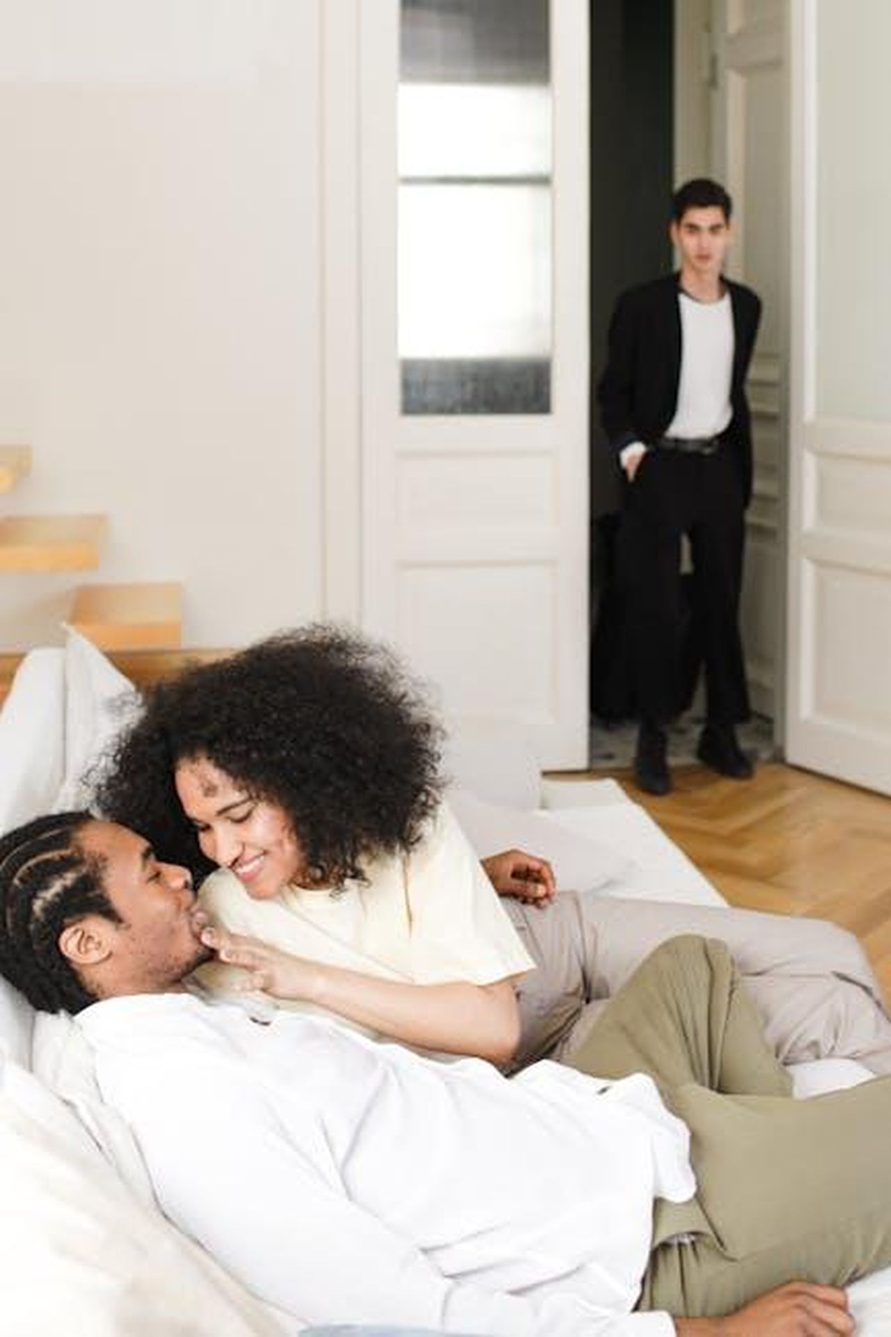 La_diffidenza_di_Tarik_nei_confronti_di_Yesim_xBxYRLvZMV - Confidenze24 Source: Ron Lach - pexels - A dramatic scene unfolds indoors as a couple is caught in an intimate moment by a third person.