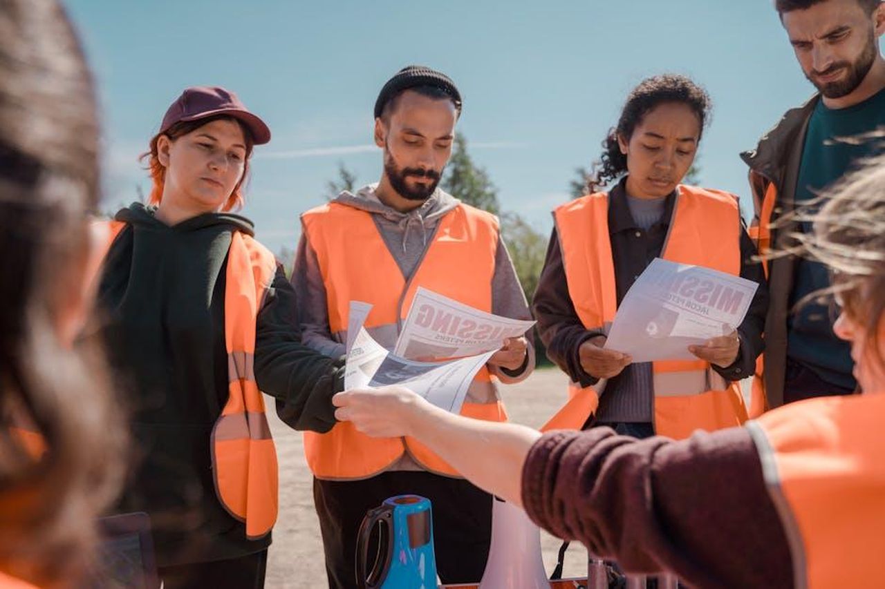 La_diretta_del_19_febbraio_2025_aQalxuoS2V - Confidenze24 Source: Ron Lach - pexels - Group of volunteers in orange vests hold a community search meeting.