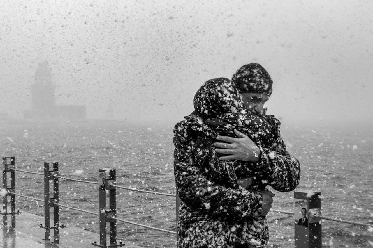 La_famiglia_di_Elon_Musk_un_riepilogo_veo1nV9X7t - Confidenze24 Source: Soner Arkan - pexels - A moving black and white photo of a heartfelt embrace during a snowfall at the waterfront.
