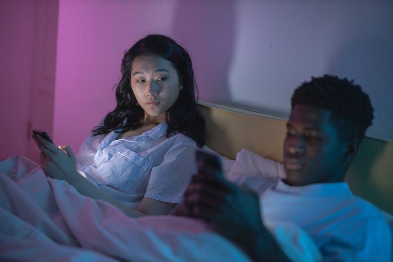 La_gelosia_di_Tolga_nei_confronti_di_Behram_BqY5Zpl1Xu - Confidenze24 Source: cottonbro studio - pexels - A couple in bed using smartphones, highlighting digital age connectivity or isolation.