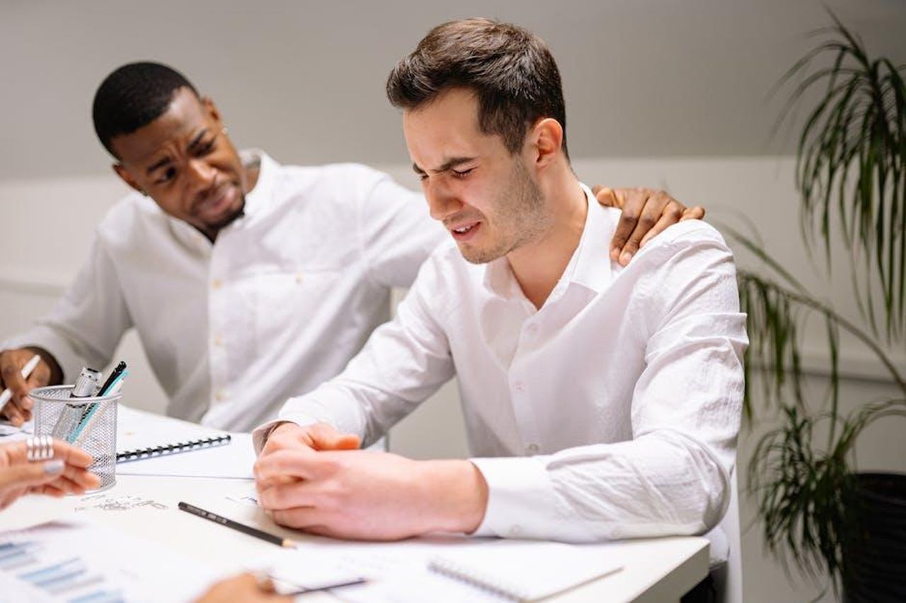 La_gestione_delle_emozioni_RsDufN6KM5 - Confidenze24 Source: Yan Krukau - pexels - Coworkers showing emotional support in a modern office environment.