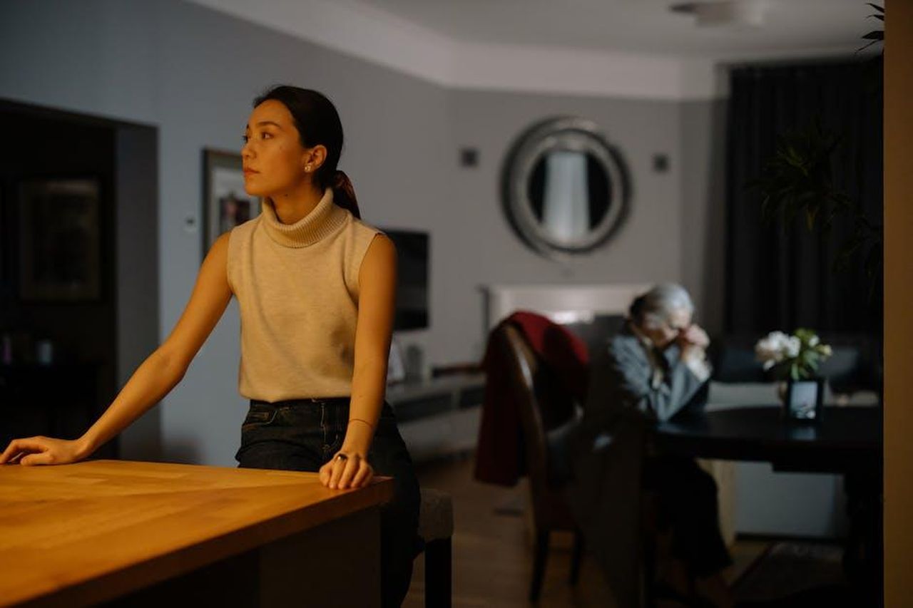 La_grave_rottura_tra_madre_e_figlia_0bNf3gJqon - Confidenze24 Source: cottonbro studio - pexels - Tense moment between two women in a dimly lit living room, capturing emotion and introspection.