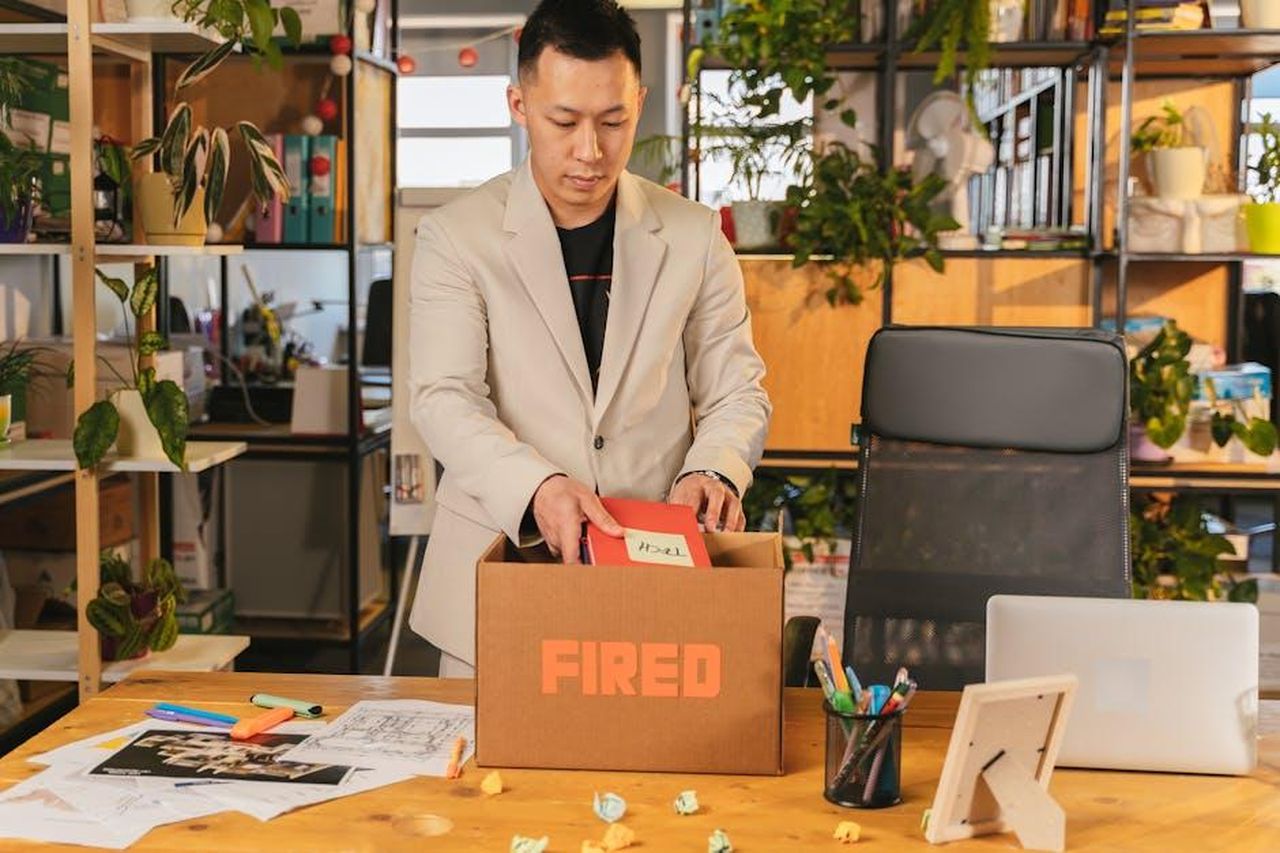 La_lettera_di_dimissioni_del_2013_62HKq2sbiI - Confidenze24 Source: ANTONI SHKRABA production - pexels - An adult man pack personal items after receiving a fired notice in an office setting, expressing corporate life challenges.