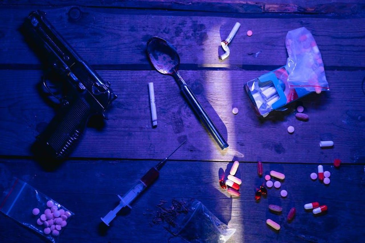 La_lotta_di_Matt_Willis_con_labuso_di_alcol_e_droghe_twCeTnolhj - Confidenze24 Source: MART PRODUCTION - pexels - Intriguing still life image depicting pills, a gun, and syringe under dramatic lighting.