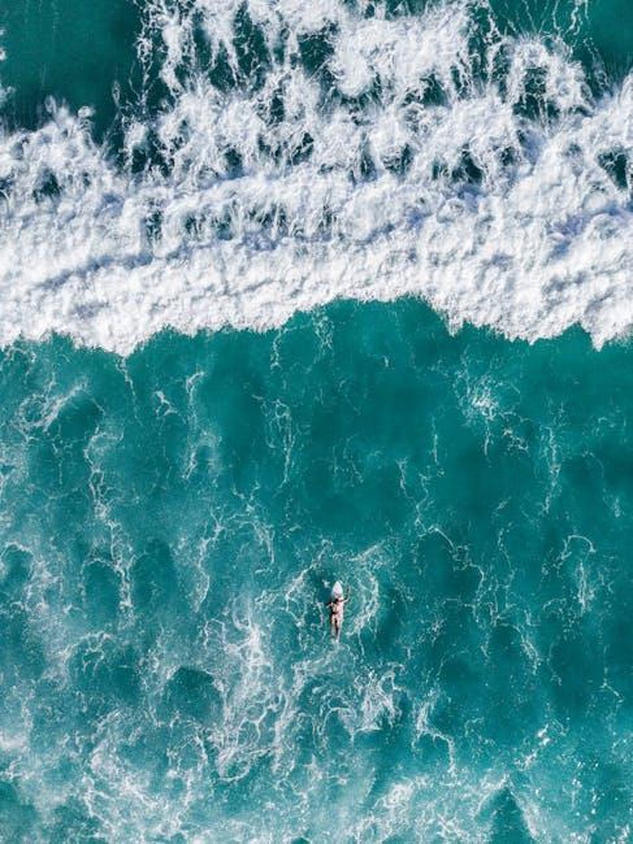 La_malattia_bUUTcXIDhg - Confidenze24 Source: Lucas Meneses - pexels - Stunning aerial shot of a lone surfer riding vibrant turquoise waves in Brazil's pristine waters.