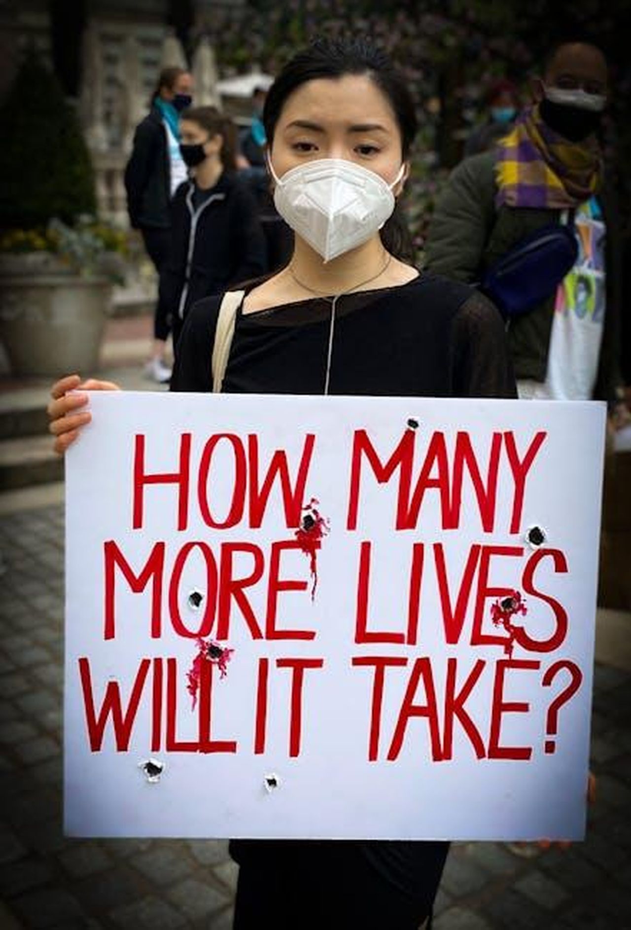 La_necessit_di_riforme_nel_sistema_sanitario_gNhzN5ySoR - Confidenze24 Source: Emma Guliani - pexels - Person wearing mask holding protest sign about pandemic impact.
