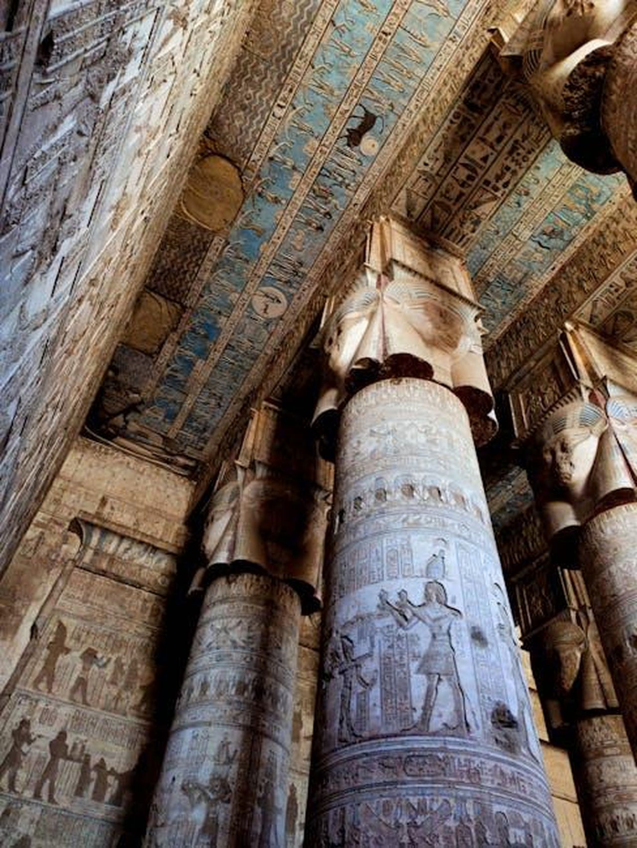 La_passione_per_la_storia_Il_patriarcato__nato_nellet_del_ferro_con_la_guerra_oqoP0H9vAn - Confidenze24 Source: Rewan Ahmed - pexels - A scene describing the grand columns and their colorful capitals from the Temple of Dendera