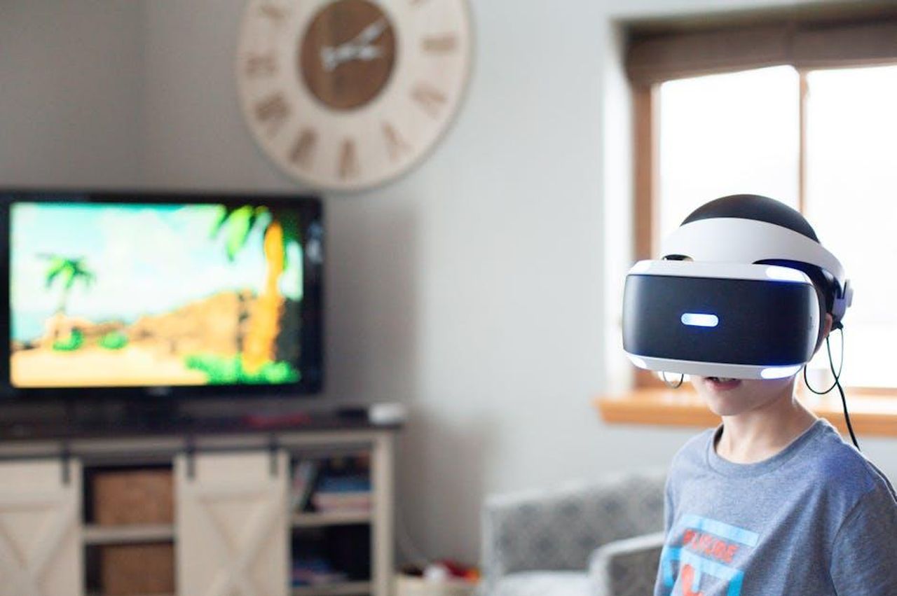 La_passione_per_la_televisione_reale_owhAX9kTWI - Confidenze24 Source: Jessica Lewis 🦋 thepaintedsquare - pexels - A boy wearing a virtual reality headset, enjoying an immersive gaming experience indoors.