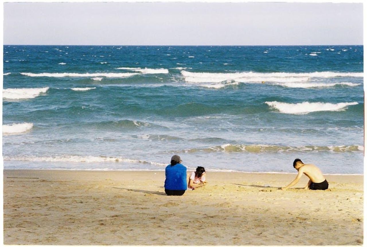 La_paternit_secondo_Kieran_Culkin_0ndXJVi7gf - Confidenze24 Source: Linh Bo - pexels - 3 persons, on the beach.