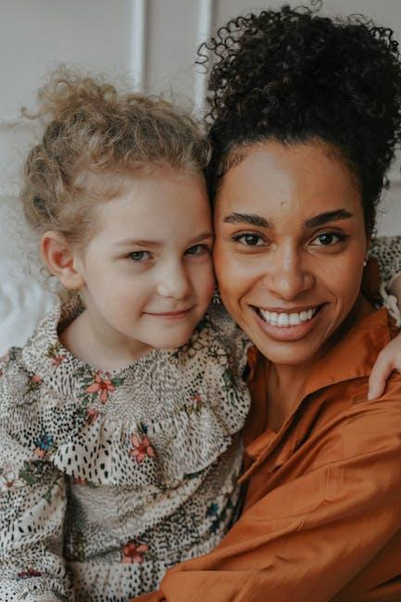La_piccola_Oyku_resta_orfana_ma_verr_adottata_F03i3L6Tn8 - Confidenze24 Source: olia danilevich - pexels - A joyful mother and daughter embrace, showcasing love and happiness.