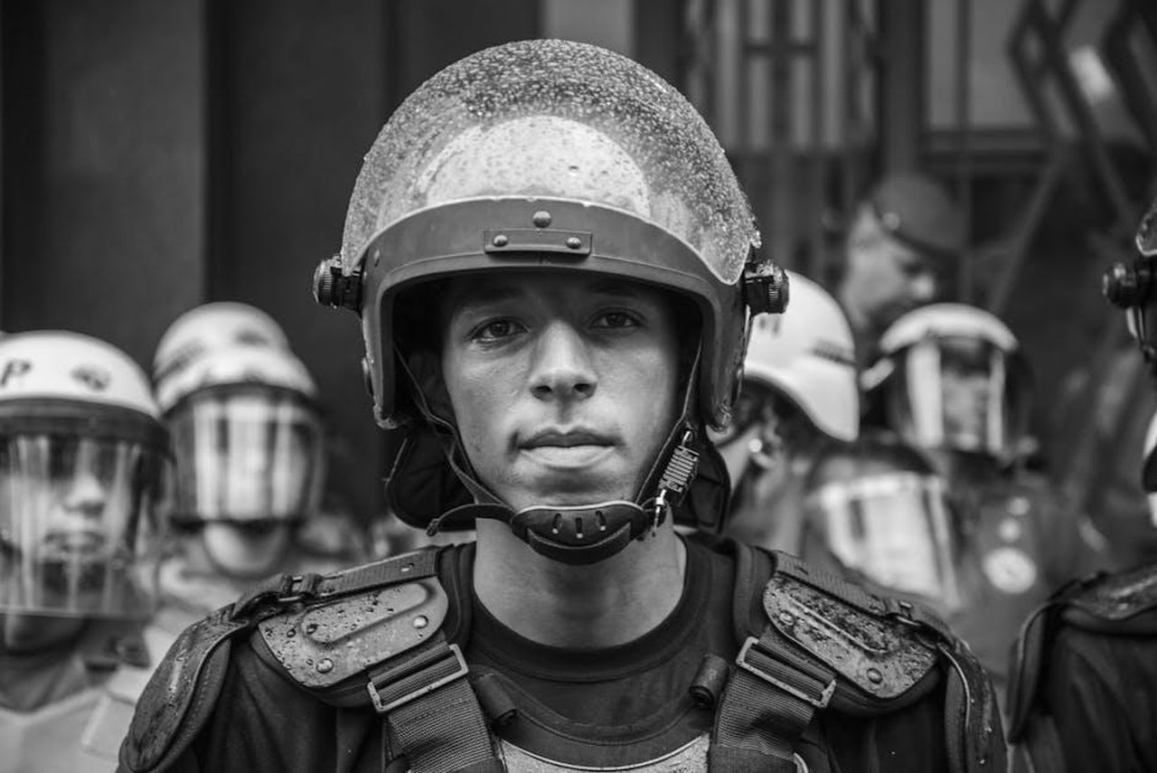 La_polizia__accorsa_sulla_scena_A41Qu4PKgl - Confidenze24 Source: Lauro Rocha - pexels - Close-up grayscale portrait of a riot police officer in Sao Paulo, Brazil.