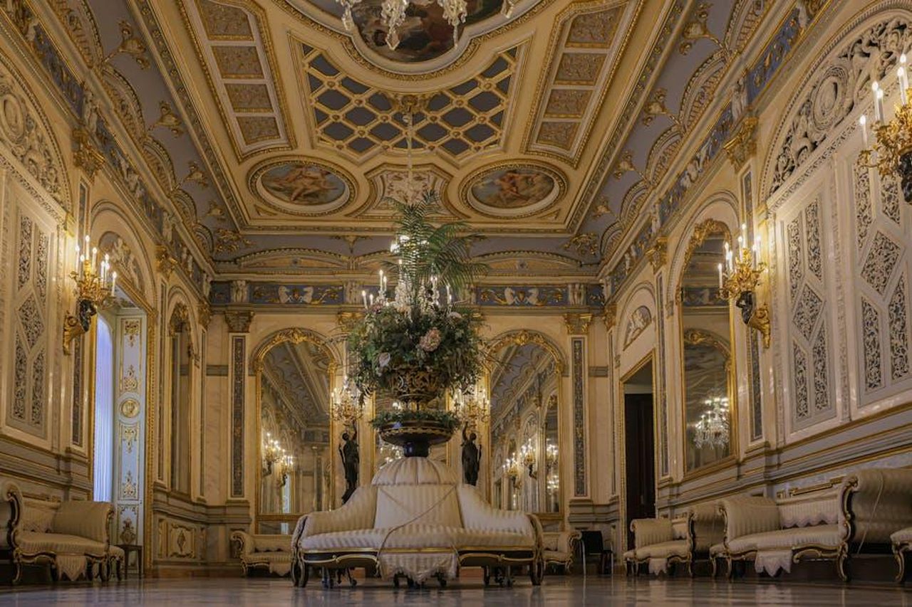 La_preparazione_dellannuncio_MYxuZScu7B - Confidenze24 Source: TBD Traveller - pexels - Luxurious ornate room in Valencia with exquisite decor and chandeliers.