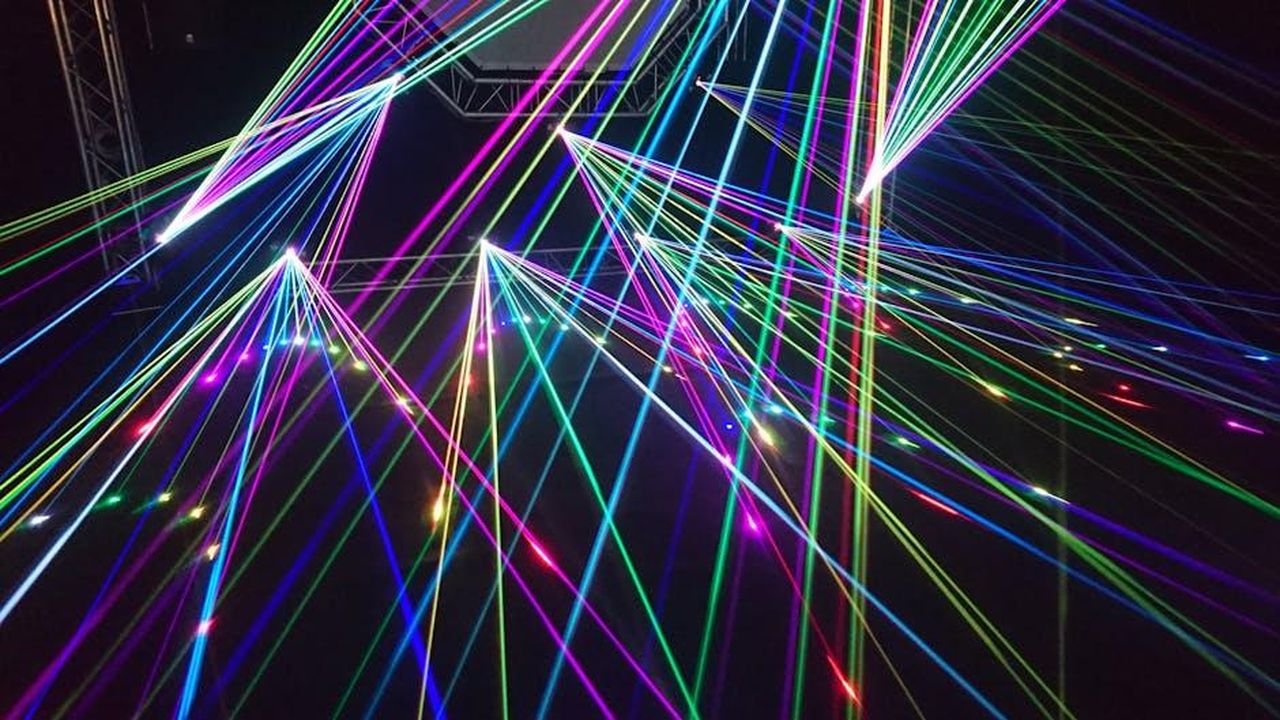 La_presentatrice_si__tirata_indietro_e_non_condurr_pi_il_nuovo_reality_game_kkbmqdLAjz - Confidenze24 Source: Pixabay - pexels - Dynamic multicolor laser beams create an electrifying display in a nighttime laser show.