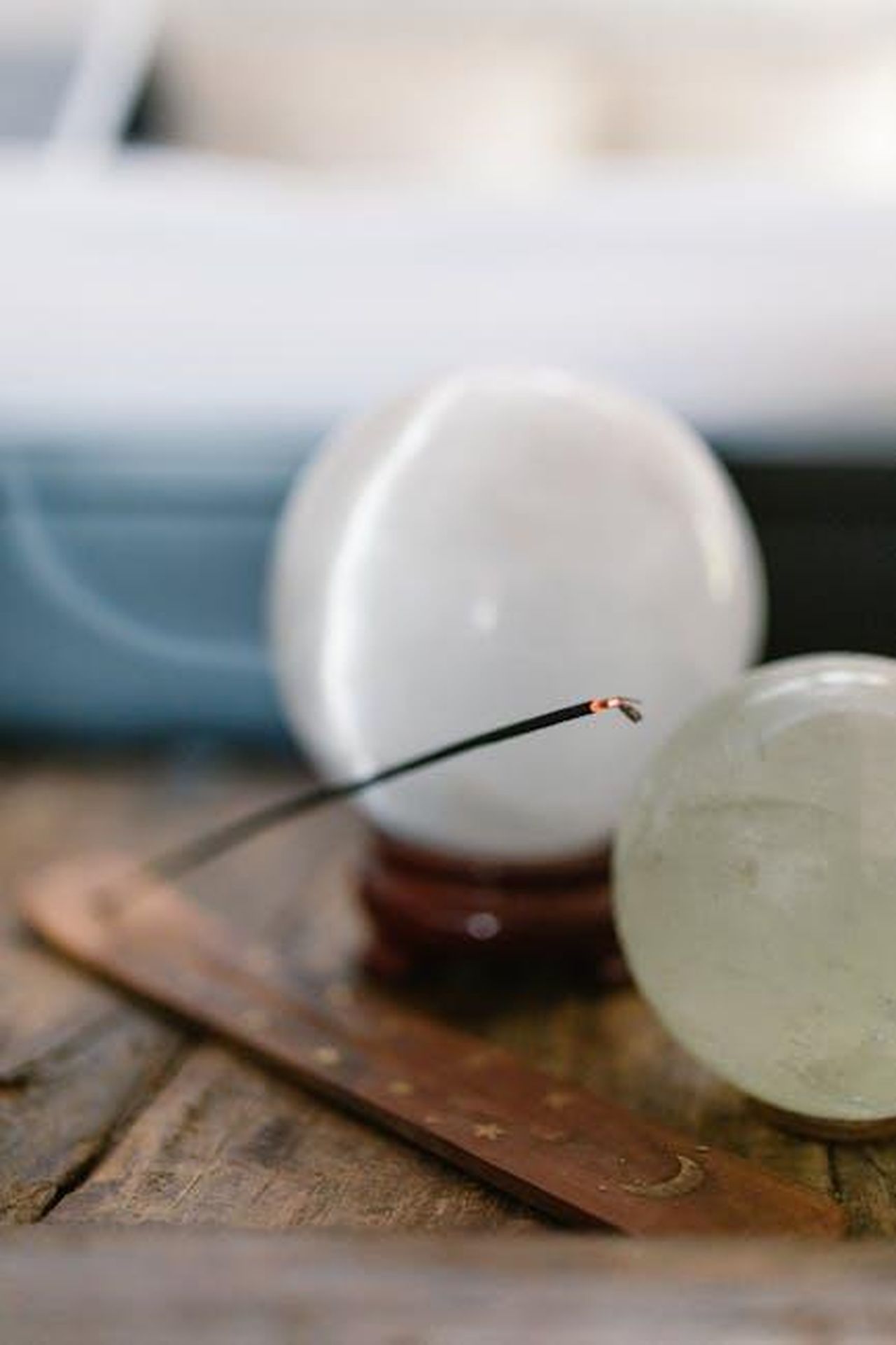La_prima_sestina_803POUfAmD - Confidenze24 Source: RDNE Stock project - pexels - Serene still life with crystal balls and incense stick on rustic wood surface.