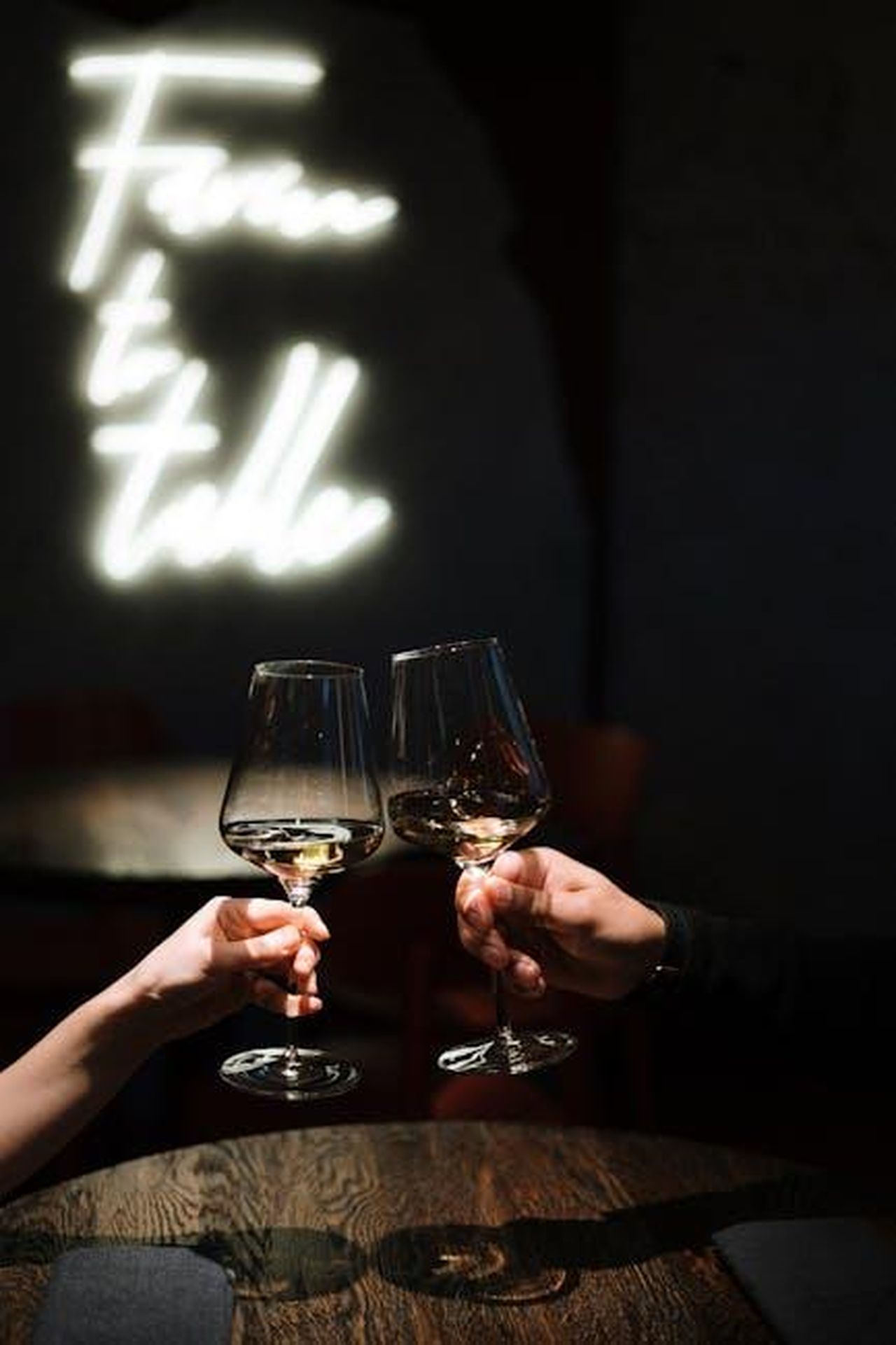 La_proposta_di_un_appuntamento_un_tentativo_di_riconnessione_bZKaE0xc2h - Confidenze24 Source: cottonbro studio - pexels - Two people clinking wine glasses in a warmly lit restaurant, creating a romantic ambiance.