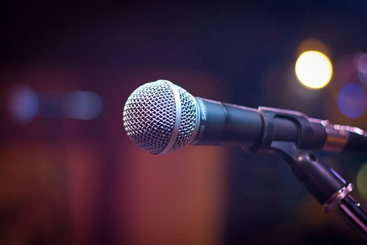 La_questione_Alfonso_e_le_critiche_a_Stefania_Orlando_bsE1fsB2mc - Confidenze24 Source: Pixabay - pexels - Dynamic microphone on stand with blurred stage lights in background.