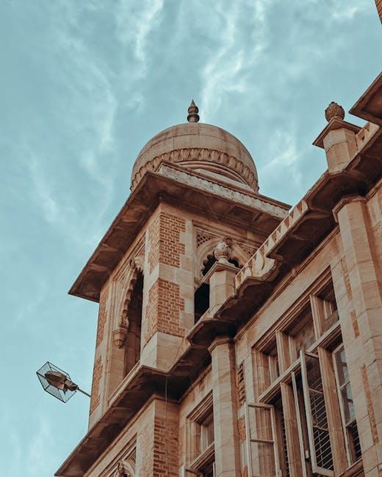 La_reazione_dei_College_Republicans_dAmerica_fjW42kzfXO - Confidenze24 Source: Umang Patel - pexels - A close-up of historic architectural details featuring a dome in India, clear sky background.