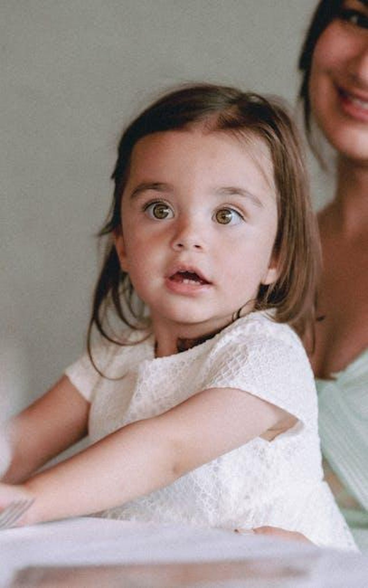La_reazione_dei_miei_genitori_al_nostro_amore_gnhypD8zz8 - Confidenze24 Source: HIGHER VIBRATION - pexels - A cute little girl in a white dress looking surprised, capturing a genuine childhood moment.