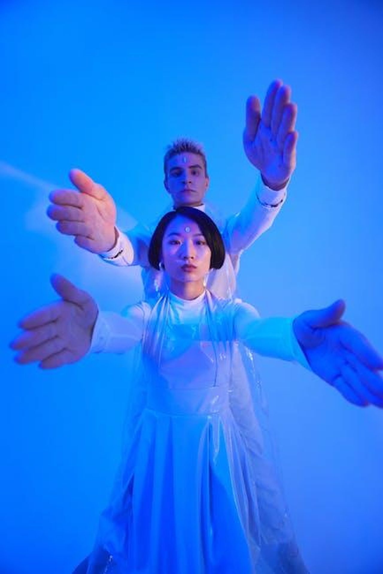 La_reazione_della_Casa_il_Grande_Fratello_mostrer_la_foto_Xg9DEHlyom - Confidenze24 Source: Michelangelo Buonarroti - pexels - Innovative portrait of two people in a modern blue-lit studio setting.