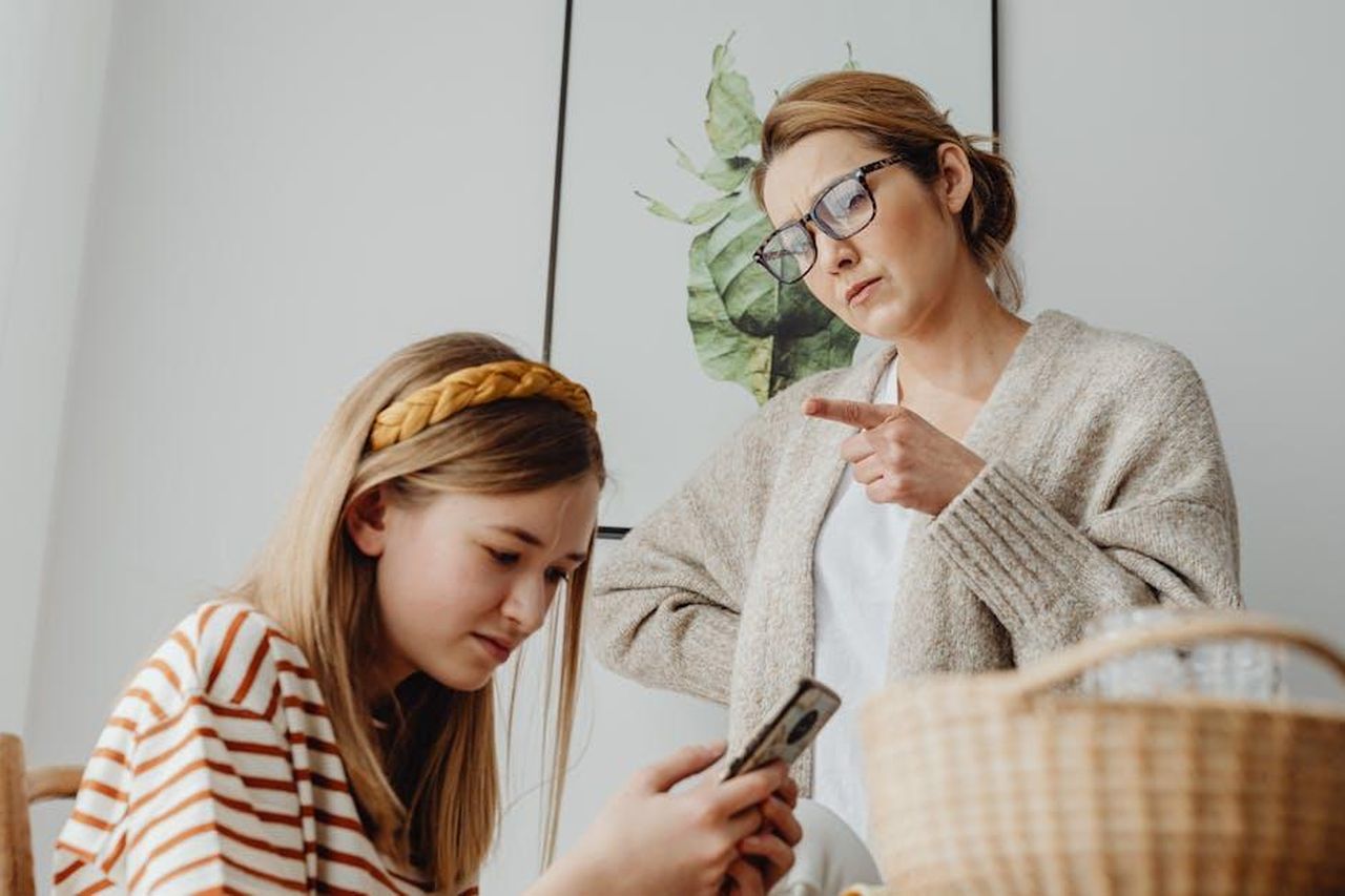 La_reazione_della_madre_Gh29R8i7mV - Confidenze24 Source: Photo By: Kaboompics.com - pexels - A mother scolds her teenage daughter for excessive phone use at home.