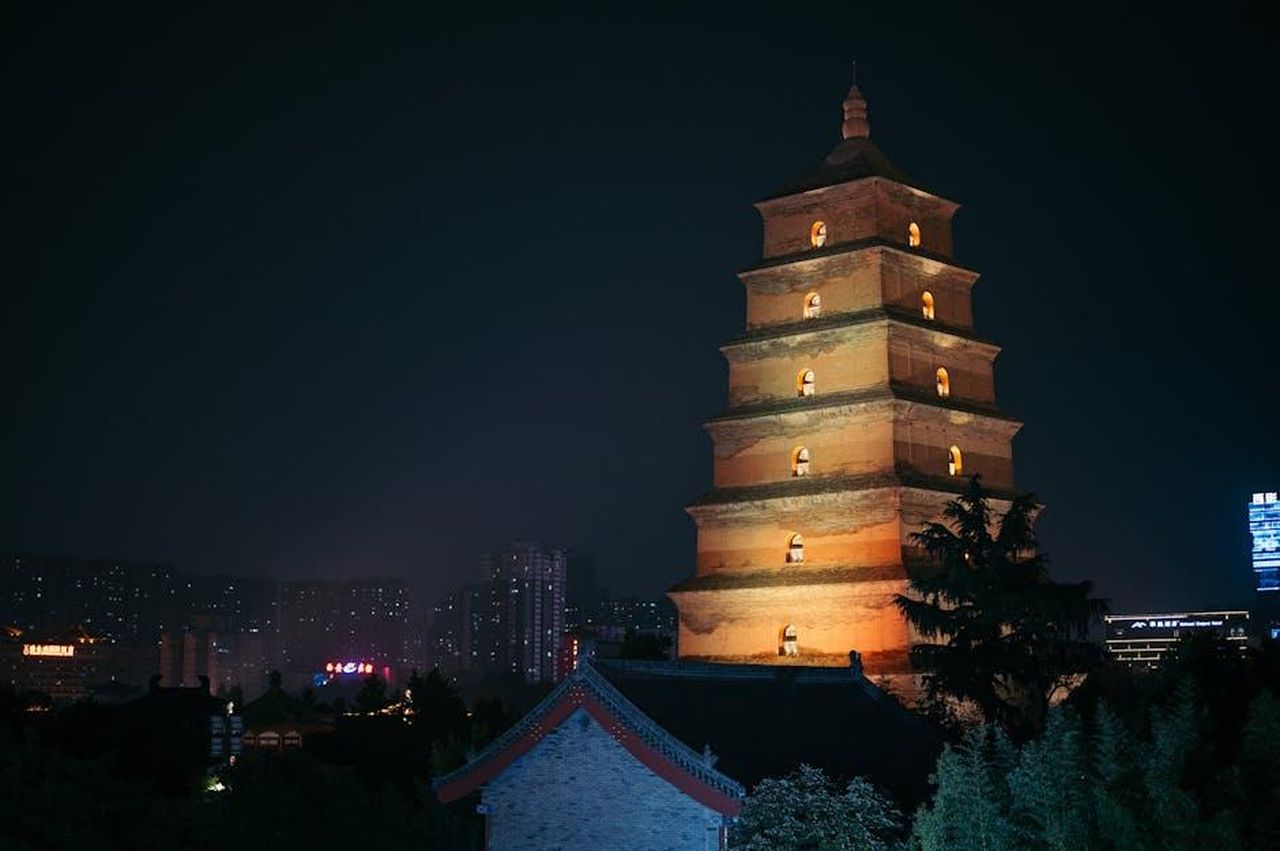 La_reazione_di_Dayane_Mello_sui_social_yLdyofo9Xg - Confidenze24 Source: 征宇 郑 - pexels - Captivating night view of the illuminated Big Wild Goose Pagoda in Xi'an, China.