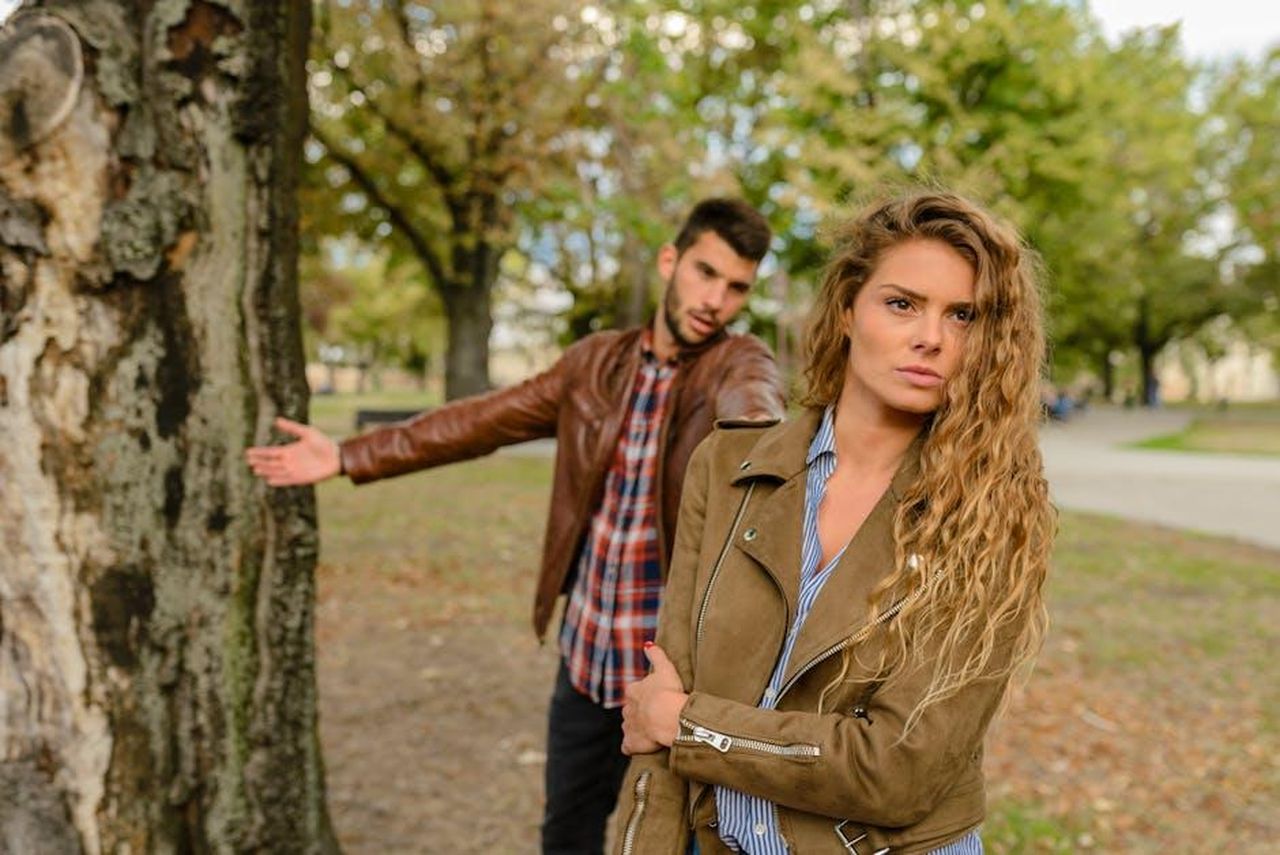 La_reazione_di_Helena_UYevisaCHU - Confidenze24 Source: Vera Arsic - pexels - A man and woman in a heated argument outdoors, expressing emotions.