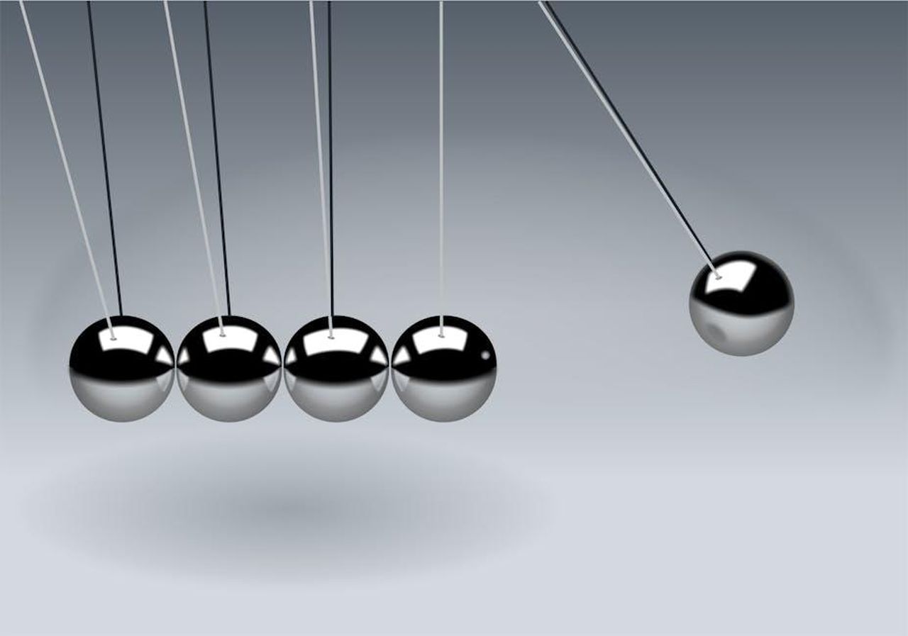 La_reazione_di_Javier_BzrJTZCaq1 - Confidenze24 Source: Pixabay - pexels - Dynamic illustration of Newton's Cradle showing motion and reflection concepts in physics.