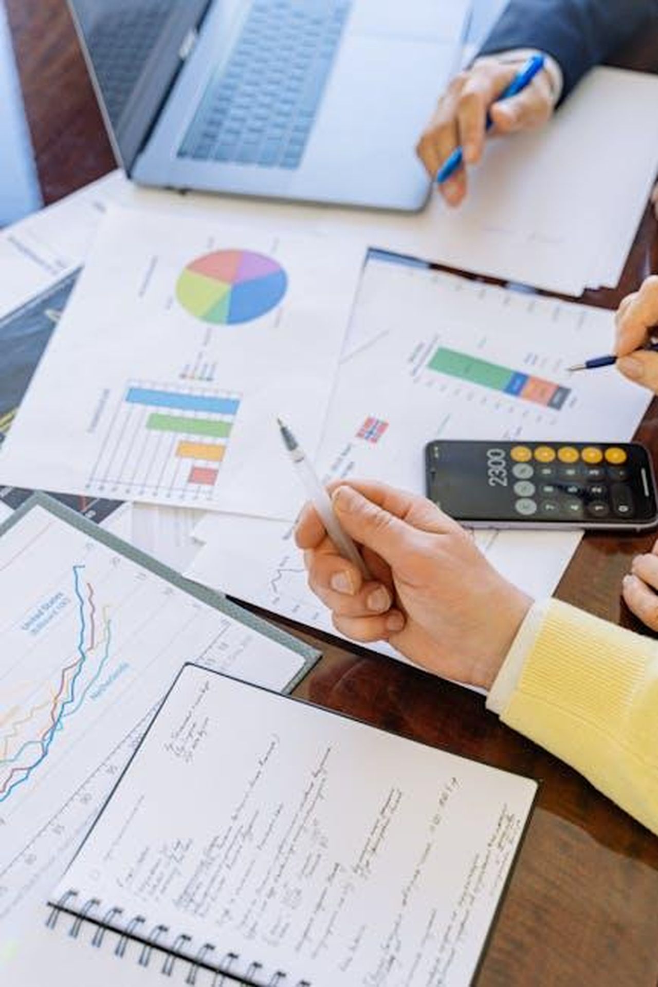 La_reazione_e_il_piano_HIMOYwl3Kx - Confidenze24 Source: Antoni Shkraba - pexels - A close-up of businesspeople analyzing financial data and charts during a meeting.