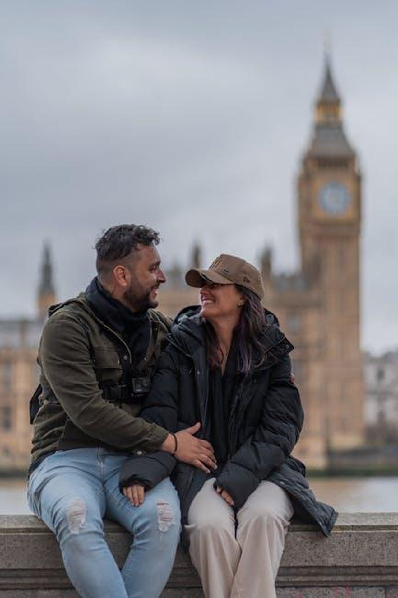La_relazione_tra_Ben_Affleck_e_Jennifer_Lopez_mODxPE4fUC - Confidenze24 Source: Wolf Art - pexels - Happy couple sitting together with Big Ben in the background on a cloudy day in London.